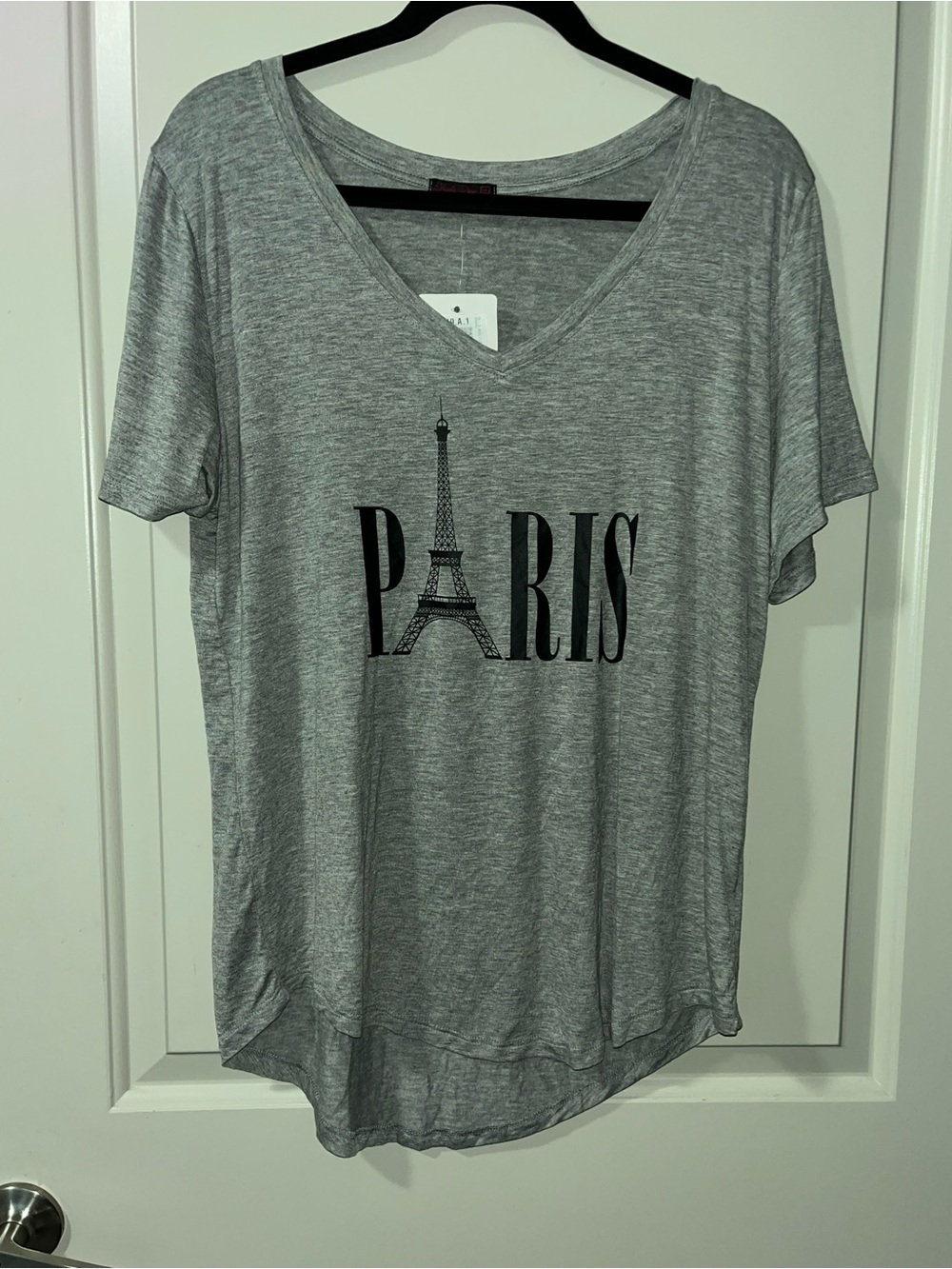 Shiela Rose Paris Graphic V-Neck Tee in Light Gray